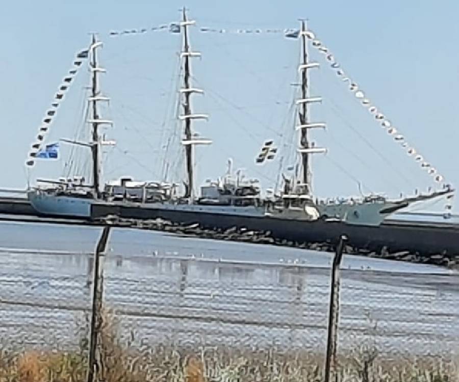 fragata ingresando a puerto belgrano